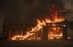Garagem queima em um vinhedo durante o incndio em Kincade, perto de Geyserville, Califrnia. Um incndio violento atingiu a regio vincola da Califrnia no incio da quinta-feira (24), quando as autoridades alertaram sobre o perigo iminente de mais incndios em grande parte do Estado Dourado. O incndio em Kincade, no condado de Sonoma, comeou na noite de quarta-feira, crescendo rapidamente de um incndio de algumas centenas de acres em um inferno no contido de 10.000 acres (4.000 hectares), disseram autoridades policiais e policiais da Califrnia. Foto: Josh Edelson / AFP. - Josh Edelson / AFP