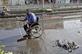 Um manifestante iraquiano em uma cadeira de rodas limpa uma rua perto da praa Tahrir, na capital Bagd, durante manifestaes antigovernamentais, em 30 de outubro de 2019. - Comcios em Bagd e no sul exigindo que o governo desista aumentaram nos ltimos dias, desafiando o toque de recolher, ameaas de priso e violncia que deixou mais de 240 pessoas mortas e mais de 8.000 feridas. Foto de SABAH ARAR / AFP. - 
