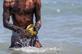 Homem  visto sujo de manchas de olo foram encontradas na praia do Paiva no Cabo de Santo Agostinho, voluntrios participaram da retirada do olo na costa, no dia 21/10/2019. Foto : Leandro  de Santana / Esp.DP FOTO. - 