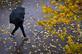 Uma pessoa com um guarda-chuva caminha sob a chuva em Marselha, sul da Frana, nesta quinta - feira (21). Foto: GERARD JULIEN / AFP.
 - GERARD JULIEN / AFP
