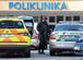 Um policial ao lado de sua viatura, em frente ao Hospital da Faculdade em Ostrava, leste da Repblica Tcheca, depois que um atirador abriu fogo, matando seis pessoas, nesta tera - feira (10). (Foto de Radek MICA / AFP) - Radek MICA / AFP