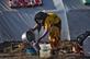 Uma mulher sria lava panelas no campo de Washukanni, em 16 de dezembro de 2019, que foi recentemente estabelecido nos arredores da cidade de Hasakeh para pessoas deslocadas da cidade de Ras Al-Ain, no nordeste da Sria e arredores, devido  ofensiva militar apoiada pela Turquia. Foto: Delil SOULEIMAN / AFP. - Delil SOULEIMAN / AFP