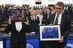 O presidente do Parlamento Europeu, David-Maria Sassoli (D), fica ao lado de Jewher Ilham, filha de Ilham Tohti, economista uigur e ativista de direitos humanos, segurando um retrato de seu pai durante a cerimnia de entrega do prmio Sakharov de direitos humanos do Parlamento Europeu em 2019 na European Parlamento em Estrasburgo, leste da Frana, em 18 de dezembro de 2019. Foto: FREDERICK FLORIN / AFP. - FREDERICK FLORIN / AFP