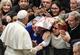 Os adoradores cumprimentam o Papa Francisco quando ele chega para a audincia geral semanal em 18 de dezembro de 2019 no salo Paulo-VI no Vaticano. Foto: Andreas SOLARO / AFP. - 