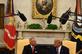 O presidente dos EUA, Donald Trump, se encontra com o deputado Jeff Van Drew (D-NJ) no Salo Oval da Casa Branca em 19 de dezembro de 2019 em Washington, DC. Foto: Brendan Smialowski / AFP. - Brendan Smialowski / AFP