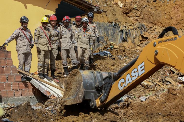 DESLIZAMENTO DE BARREIRA - Veja a galeria de imagens