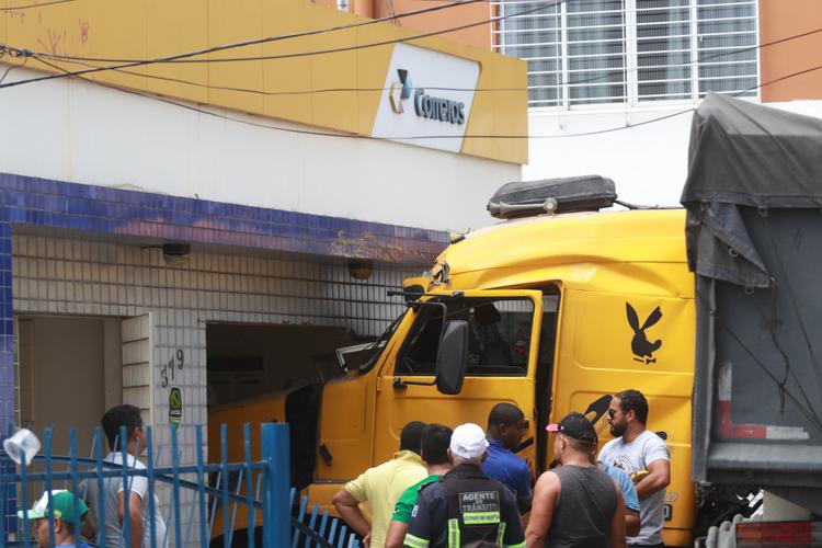CAMINH�O INVADE OS CORREIOS - Veja a galeria de imagens