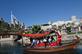 Um homem vestido de Papai Noel est em um barco com turistas no dia de Natal no Madinat Jumeirah, em Dubai, em 25 de dezembro de 2019. Foto: GIUSEPPE CACACE / AFP. - GIUSEPPE CACACE / AFP