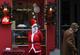 Um homem vestido de Papai Noel aguarda os clientes em frente a uma confeitaria em Thessaloniki em 25 de dezembro de 2019 Foto: Armend NIMANI / AFP. - ARMEND NIMANI / AFP