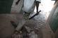 Um homem segurando um faco caminha entre casas saqueadas no distrito PK5 em Bangui em 26 de dezembro de 2019, depois de confrontos quando comerciantes pegaram em armas para se oporem aos impostos cobrados por grupos de milcias. - Pelo menos 11 pessoas foram mortas em combates entre milicianos e comerciantes em um distrito inquieto de Bangui, capital da Repblica Centro-Africana, disseram duas autoridades de segurana e um im em 26 de dezembro de 2019. As fontes de segurana disseram que entre 11 e 14 pessoas morreu aps os confrontos irromperem no final de 25 de dezembro de 2019, enquanto o im Awad Al Karim disse que ''16 corpos'' foram levados  mesquita local de Ali Babolo. Foto: FLORENT VERGNES / AFP - 
