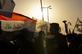 Os iraquianos agitam a bandeira nacional e as bandeiras da rede armada Hashed Al-shaabi na cidade de Basra, no sul, em 30 de dezembro de 2019, durante uma manifestao para denunciar os ataques da noite anterior por avies dos EUA em vrias bases pertencentes s brigadas do Hezbollah perto de Al-Qaim , um distrito iraquiano na fronteira com a Sria. - Ataques areos dos EUA contra um grupo pr-Ir no Iraque teriam matado pelo menos 25 combatentes, provocando raiva em um pas envolvido em crescentes tenses entre Teer e Washington. Foto de Hussein FALEH / AFP - 