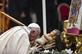 Papa Francisco beija uma esttua do beb Jesus Cristo durante a orao 'Te Deum' para o ano de 2019, na Baslica de So Pedro no Vaticano em 31 de dezembro de 2019. Foto: Andreas SOLARO / AFP - 