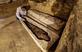 Um arquelogo egpcio inspeciona uma mmia em um sarcfago de calcrio descoberto em muitas descobertas em tmulos comunitrios de 4500 anos dedicados a sumos sacerdotes, em Ghuraifah, em Tuna al-Jabal, na provncia de Minya, em 30 de janeiro de 2020. Foto: Mohamed el-Shahed / AFP. - Mohamed el-Shahed / AFP