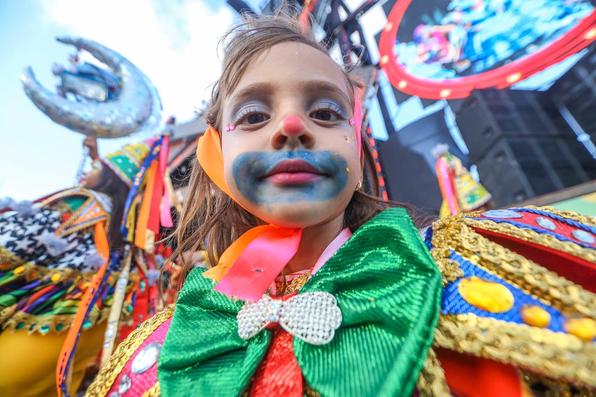 No quarto dia de festividades oficiais do Carnaval do Recife, as lentes do Diario de Pernambucano captaram a passagem de blocos lricos e a folia das crianas na Rua do Bom Jesus.  - (Leandro de Santana/Esp. DP)