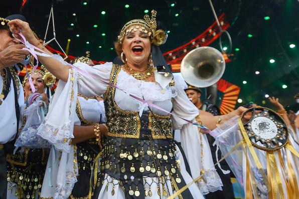 No quarto dia de festividades oficiais do Carnaval do Recife, as lentes do Diario de Pernambucano captaram a passagem de blocos lricos e a folia das crianas na Rua do Bom Jesus.  - (Leandro de Santana/Esp. DP)