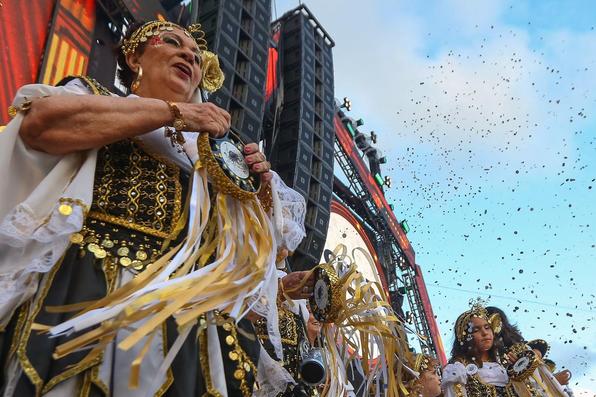 No quarto dia de festividades oficiais do Carnaval do Recife, as lentes do Diario de Pernambucano captaram a passagem de blocos lricos e a folia das crianas na Rua do Bom Jesus.  - (Leandro de Santana/Esp. DP)