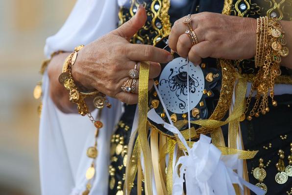 No quarto dia de festividades oficiais do Carnaval do Recife, as lentes do Diario de Pernambucano captaram a passagem de blocos lricos e a folia das crianas na Rua do Bom Jesus.  - (Leandro de Santana/Esp. DP)