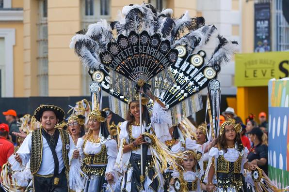 No quarto dia de festividades oficiais do Carnaval do Recife, as lentes do Diario de Pernambucano captaram a passagem de blocos lricos e a folia das crianas na Rua do Bom Jesus.  - (Leandro de Santana/Esp. DP)