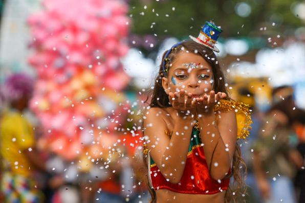 No quarto dia de festividades oficiais do Carnaval do Recife, as lentes do Diario de Pernambucano captaram a passagem de blocos lricos e a folia das crianas na Rua do Bom Jesus.  - (Leandro de Santana/Esp. DP)
