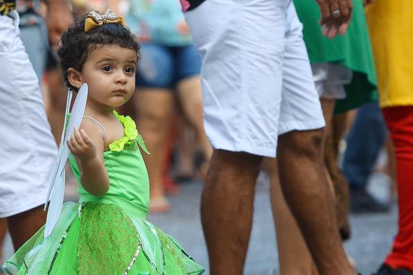 No quarto dia de festividades oficiais do Carnaval do Recife, as lentes do Diario de Pernambucano captaram a passagem de blocos lricos e a folia das crianas na Rua do Bom Jesus.  - (Leandro de Santana/Esp. DP)