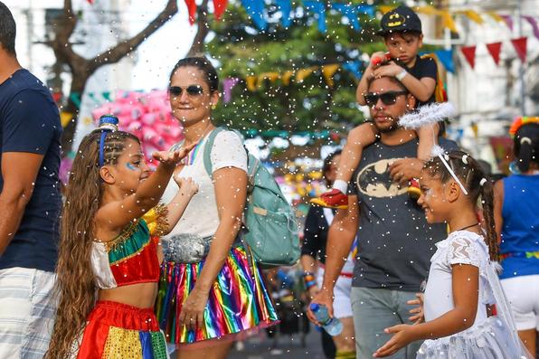 No quarto dia de festividades oficiais do Carnaval do Recife, as lentes do Diario de Pernambucano captaram a passagem de blocos lricos e a folia das crianas na Rua do Bom Jesus.  - (Leandro de Santana/Esp. DP)