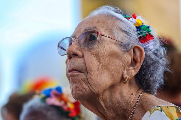 No quarto dia de festividades oficiais do Carnaval do Recife, as lentes do Diario de Pernambucano captaram a passagem de blocos lricos e a folia das crianas na Rua do Bom Jesus.  - (Leandro de Santana/Esp. DP)