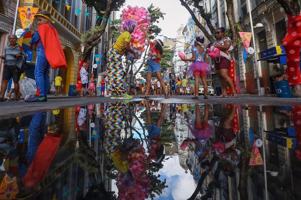 No quarto dia de festividades oficiais do Carnaval do Recife, as lentes do Diario de Pernambucano captaram a passagem de blocos lricos e a folia das crianas na Rua do Bom Jesus.  - (Leandro de Santana/Esp. DP)