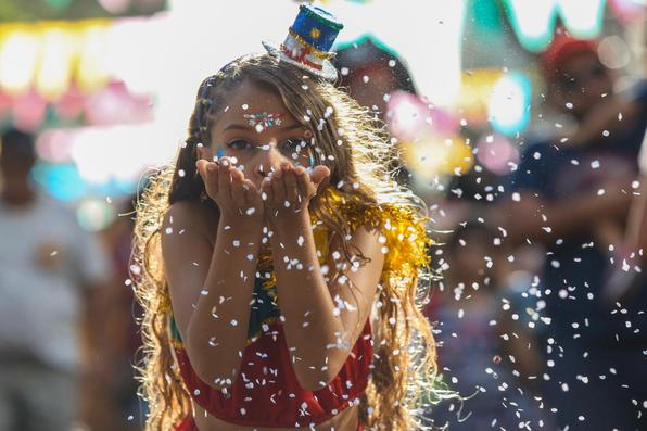 No quarto dia de festividades oficiais do Carnaval do Recife, as lentes do Diario de Pernambucano captaram a passagem de blocos lricos e a folia das crianas na Rua do Bom Jesus.  - (Leandro de Santana/Esp. DP)