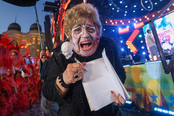 No quarto dia de festividades oficiais do Carnaval do Recife, as lentes do Diario de Pernambucano captaram a passagem de blocos lricos e a folia das crianas na Rua do Bom Jesus.  - (Leandro de Santana/Esp. DP Foto)