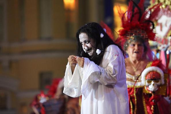 No quarto dia de festividades oficiais do Carnaval do Recife, as lentes do Diario de Pernambucano captaram a passagem de blocos lricos e a folia das crianas na Rua do Bom Jesus.  - (Leandro de Santana/Esp. DP Foto)