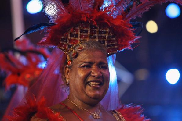 No quarto dia de festividades oficiais do Carnaval do Recife, as lentes do Diario de Pernambucano captaram a passagem de blocos lricos e a folia das crianas na Rua do Bom Jesus.  - (Leandro de Santana/Esp. DP Foto)