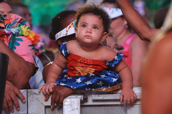 No quarto dia de festividades oficiais do Carnaval do Recife, as lentes do Diario de Pernambucano captaram a passagem de blocos lricos e a folia das crianas na Rua do Bom Jesus.  - (Leandro de Santana/Esp. DP Foto)