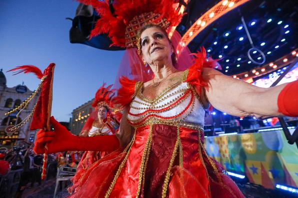 No quarto dia de festividades oficiais do Carnaval do Recife, as lentes do Diario de Pernambucano captaram a passagem de blocos lricos e a folia das crianas na Rua do Bom Jesus.  - (Leandro de Santana/Esp. DP Foto)