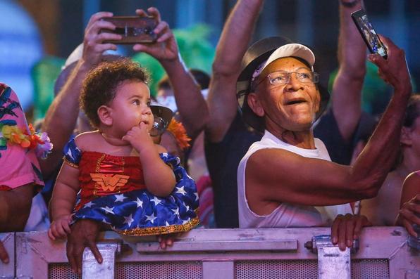 No quarto dia de festividades oficiais do Carnaval do Recife, as lentes do Diario de Pernambucano captaram a passagem de blocos lricos e a folia das crianas na Rua do Bom Jesus.  - (Leandro de Santana/Esp. DP Foto)