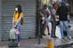 Comerciantes so vistos durante movimentao do comrcio no centro do Recife, nesta sexta - feira (20). Foto: Hesodo Ges/DP FOTO.  - Hesodo Ges/DP FOTO