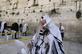 Os adoradores que usam os tradicionais xales de orao judaicos conhecidos como Tallit rezam enquanto mantm distncia de dois metros um do outro no Muro das Lamentaes, o local mais sagrado do judasmo, em Jerusalm, em 23 de maro de 2020, aps rgidas restries para conter a doena de coronavrus COVID-19. (Foto de MENAHEM KAHANA / AFP) - MENAHEM KAHANA / AFP