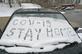 As palavras ''COV-19 FIQUE EM CASA'' esto escritas na neve no pra-brisa de um carro em 23 de maro de 2020 em Budapeste. (Foto de ATTILA KISBENEDEK / AFP) - ATTILA KISBENEDEK / AFP