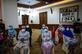 Membros da famlia e um nmero limitado de convidados usando mscaras, em meio a preocupaes com o coronavrus COVID-19, sentam-se  parte durante a cerimnia de casamento da noiva indonsia Irra Chorina Octora e seu parceiro turco Yavuz Ozdemir em Surabaya em 25 de maro de 2020. -  Juni Kriswanto / AFP