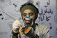 O artista palestino Dorgham Krakeh pinta uma mscara protetora N95 para um projeto de conscientizao sobre a pandemia de coronavrus COVID-19, na cidade de Gaza em 24 de maro de 2020. - MOHAMMED ABED / AFP