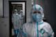 Trabalhadores mdicos que usam roupas de proteo, como medida preventiva contra o coronavrus COVID-19, so vistos em uma clnica de febre no Hospital Huanggang Zhongxin em Huanggang, na provncia central de Hubei, na China, em 26 de maro de 2020.  - NOEL CELIS / AFP