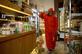 Um funcionrio de uma empresa de sade pblica pulveriza desinfetante em uma mercearia orgnica na capital libanesa Beirute em 26 de maro de 2020, numa tentativa de retardar a propagao do novo coronavrus.  - PATRICK BAZ / AFP