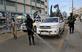 Membros da ala armada da Jihad Islmica Palestina, as Brigadas Al-Quds, pulverizam desinfetantes nas ruas de Rafah, no sul da Faixa de Gaza, em 26 de maro de 2020, durante uma campanha que visa retardar a propagao do novo coronavrus. - SAID KHATIB / AFP