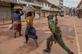 Um policial espancou uma vendedora de laranja em uma rua de Kampala, Uganda, em 26 de maro de 2020, depois que o presidente ugandense Yoweri Museveni orientou o pblico a ficar em casa por 32 dias a partir de 22 de maro de 2020 para conter a propagao do COVID-19 coronavrus. - As autoridades de Uganda identificaram 14 casos confirmados do coronavrus COVID-19 no pas. Todas as fronteiras foram fechadas, exceto mercadorias limitadas e voos de emergncia autorizados.  - Badru KATUMBA / AFP