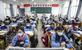 Os alunos sentam-se em uma sala de aula quando os alunos da terceira srie do ensino mdio e do ensino mdio retornam aps o trmino do prazo devido ao surto de coronavrus COVID-19, em Huaian, na provncia de Jiangsu, leste da China, em 30 de maro de 2020.  - STR / AFP /China OUT