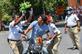 O pessoal da polcia de trnsito (L e D) usando capacete com tema de coronavrus atua na frente de um motorista (C) enquanto participam de uma campanha para educar o pblico durante um bloqueio nacional imposto pelo governo como uma medida preventiva contra o coronavrus COVID-19 em Bangalore em 31 de maro de 2020.  -  Manjunath Kiran / AFP