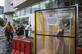 Pessoas atravessam uma cmara desinfetante como medida preventiva contra o coronavrus COVID-19, antes de entrar em um shopping center em Surabaya em 31 de maro de 2020. - Juni Kriswanto / AFP