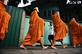 Monges budistas do templo de Wat Matchantikaram usam escudos, em meio a preocupaes com a disseminao do novo coronavrus COVID-19, enquanto coletam esmolas no bairro de Bangcoc em 31 de maro de 2020. - Lillian SUWANRUMPHA / AFP