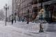 Esta foto tirada em 31 de maro de 2020 mostra uma rua com neve refletida na vitrine de uma loja fechada de lembranas para turistas no centro de Moscou, em meio  disseminao do coronavrus COVID-19. - O prefeito de Moscou, em 30 de maro de 2020, disse aos russos mais velhos que deveriam ficar em casa ou fugir para suas casas de campo para evitar a exposio ao COVID-19. Moscou, com seus mais de 12 milhes de habitantes, entrou em confinamento em 30 de maro de 2020 e mais de uma dzia de regies adotou medidas semelhantes para conter o surto de coronavrus.  -  Dimitar DILKOFF / AFP