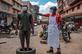 Um voluntrio da Cruz Vermelha mede a temperatura de um homem antes de entrar no mercado de Nakasero, em Kampala, em 1 de abril de 2020. - O presidente de Uganda, Yoweri Museveni, em 30 de maro de 2020, ordenou um bloqueio imediato em todo o pas por 14 dias, em uma tentativa de interromper a operao. disseminao do coronavrus COVID-19, que at agora infectou 33 pessoas no pas. - SUMY SADURNI / AFP