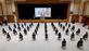 Novos funcionrios do ministrio da defesa do Japo sentam-se em cadeiras separadas por distanciamento social devido a preocupaes com a disseminao do coronavrus COVID-19, enquanto assistem a uma mensagem em vdeo do ministro da Defesa Taro Kono durante uma cerimnia em Tquio em 1 de abril de 2020. - TR / JIJI PRESS / AFP / Japo OUT